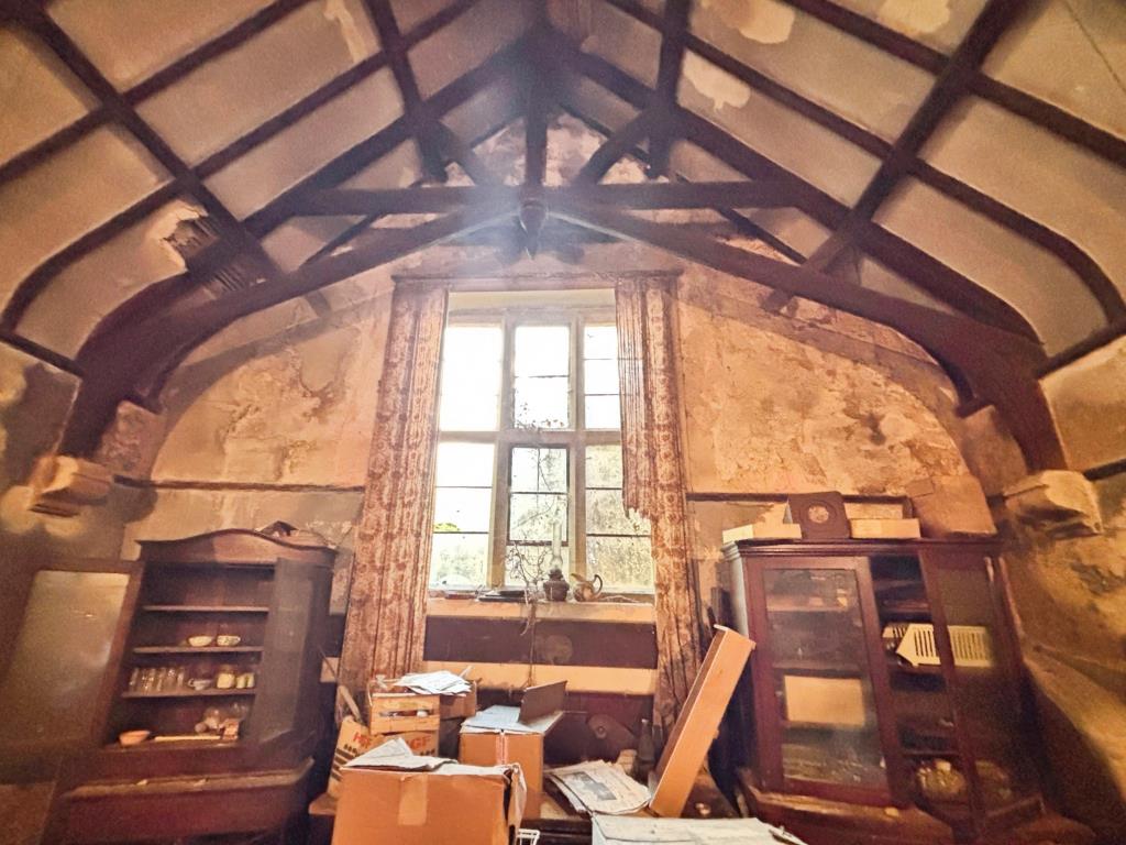 Lot: 125 - CHARACTER DETACHED PROPERTY FOR REFURBISHMENT - Photo of the school room